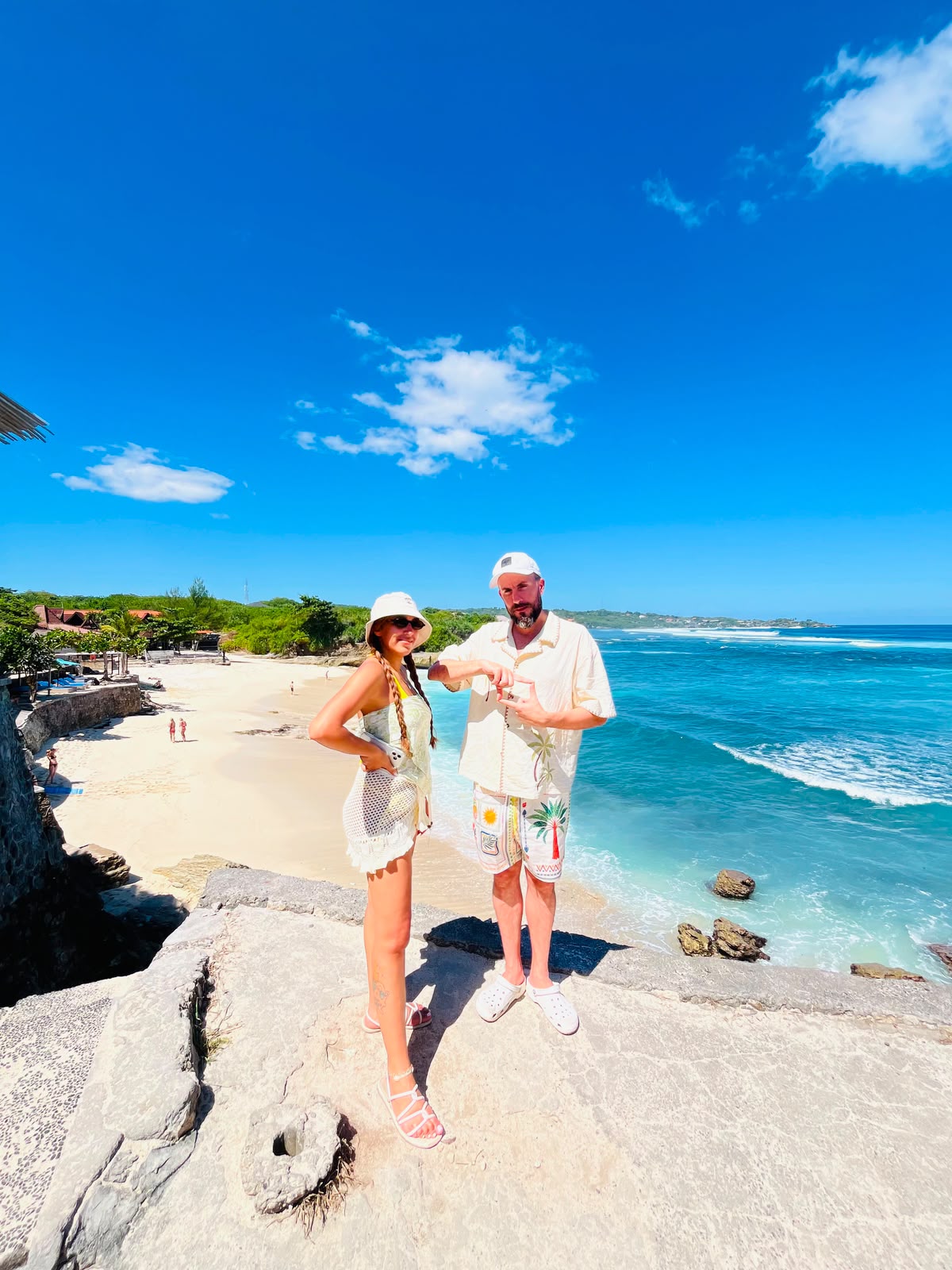 Panorama Dream Beach dari atas tebing